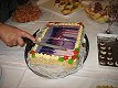Magda Martincová krájí narozeninový dort 