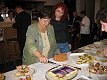 Magda Martincová krájí narozeninový dort 
