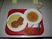 23.4. - oběd v menze Právnické fakulty UK <BR>Polévka bez chuti, řízek s vodovou bramborovou kaší a mrkvový salát 