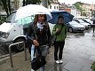 Posmutnělá Eva Gáborová a Lída Tothová pod deštníky 